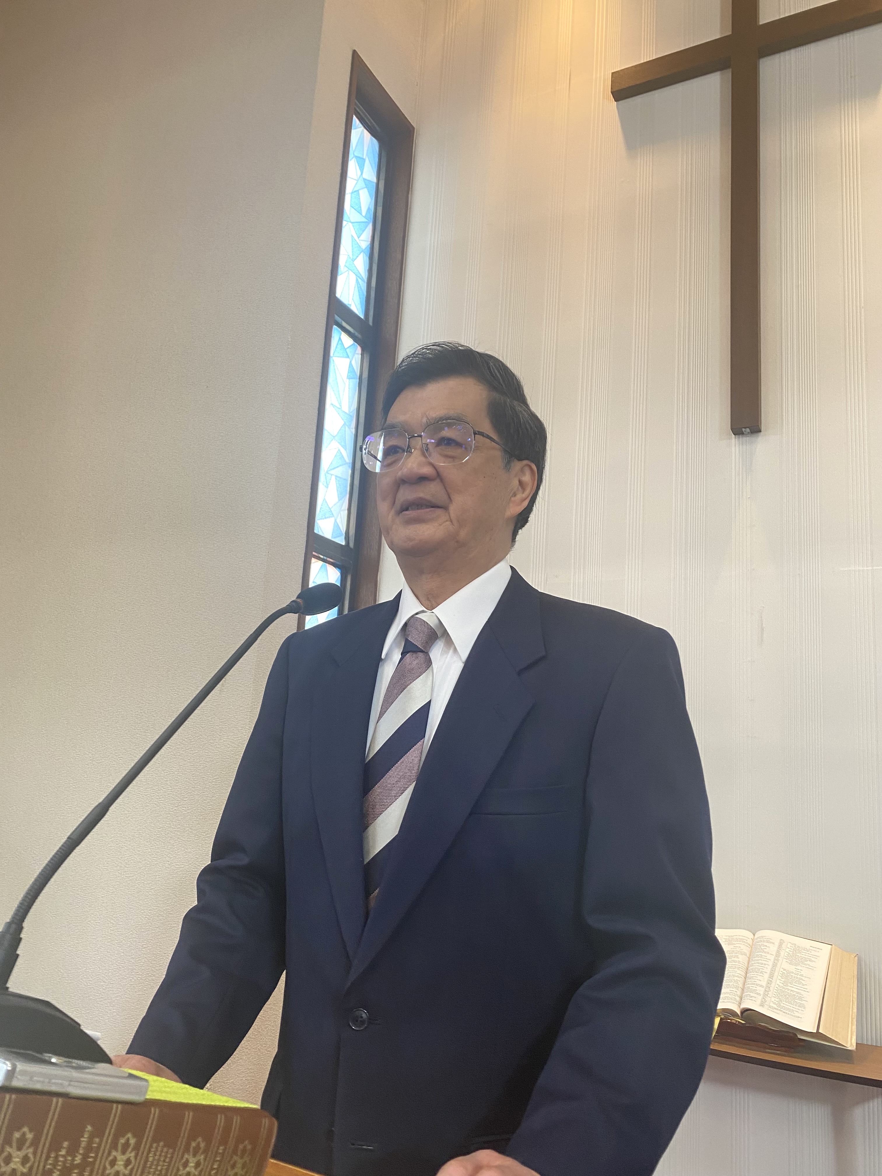 講壇で語る福江等牧師